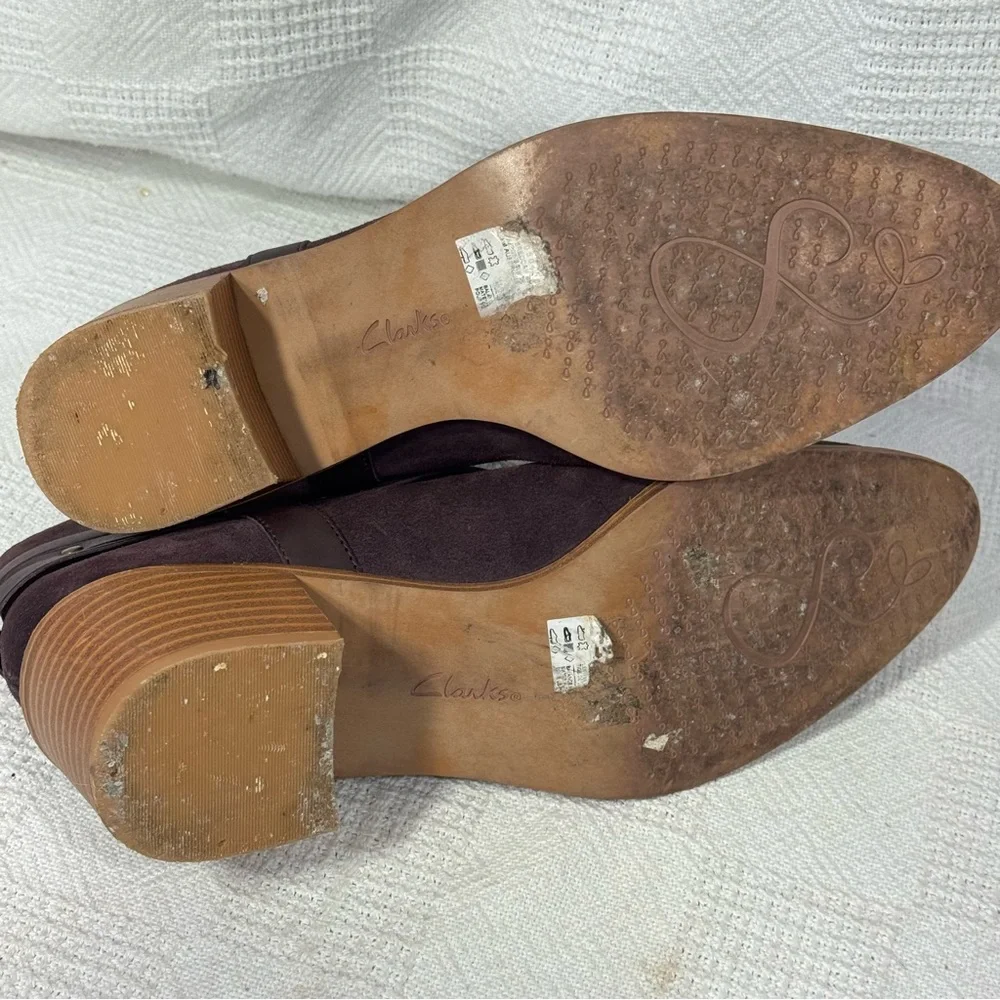 CLARKS Somerset Breccan Purple‎ Suede Studded Ankle Strap Booties Size 8.5 EUC